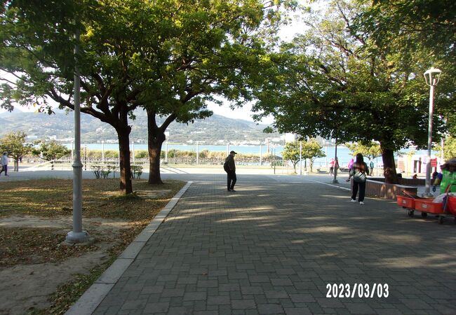 MRT淡水駅の南側に広がる広大な公園です。