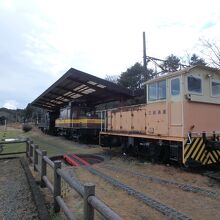 保存車両の下にはミニ鉄道のレールが敷かれている