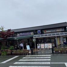 トイレは駐車場側にあります