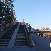 草加のシンボル的な和風の太鼓型歩道橋