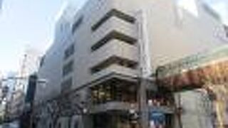 アメリカのBanana　Republicや日本のユニクロなどが大きな面積をしめていました。