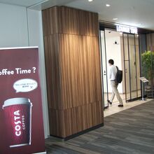 入口から明るい雰囲気です