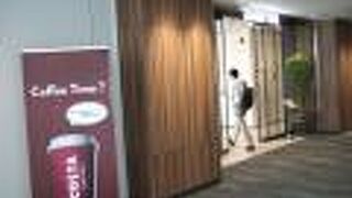 （再訪）明るいラウンジ