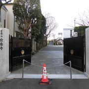 門前に史跡としての石碑が立てられていました