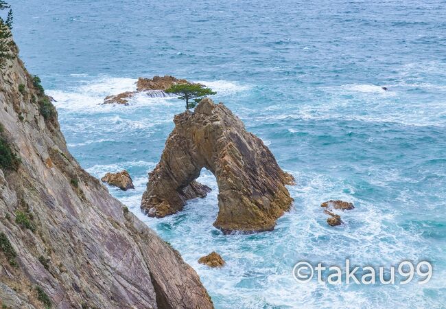 トンネル状の大岩に日本海の荒れ狂う波が打ち付けていました。