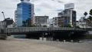 徳島市内を流れる新町川にかかる橋