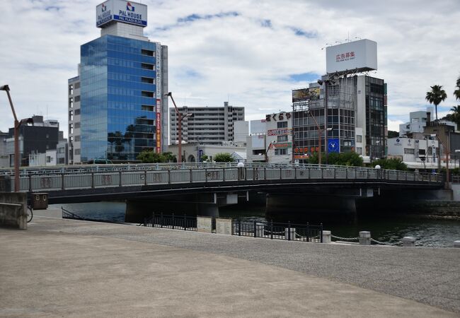 徳島市内を流れる新町川にかかる橋