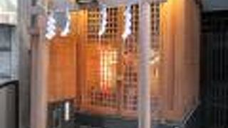 ステンレス製のお賽銭箱で台座のキャビネットに組み込まれていて、他ではあまり見たことの無いユニークな造りでした。