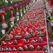 神社の階段のひな壇は天晴れ