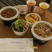 ホテルのテイクアウト、カレーは1100円でお勧めです。