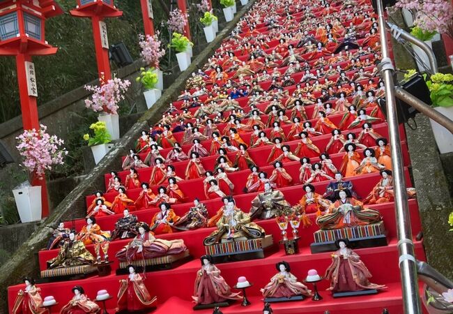 神社の階段のひな壇は天晴れ