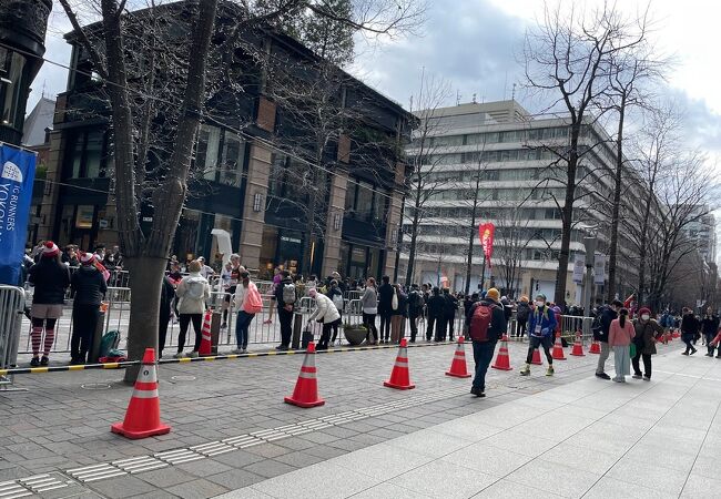 走者も沿道もお祭り騒ぎ