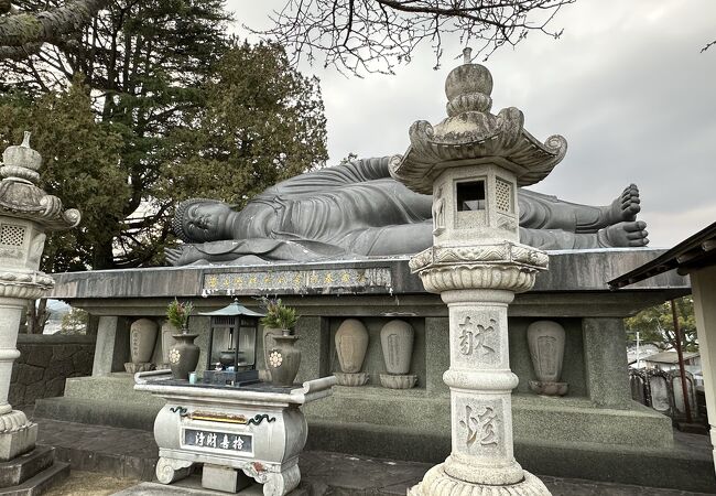 日本最大のねはん像がある