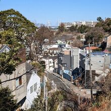 JRの石川町駅は、坂を下ってすぐ近くです。