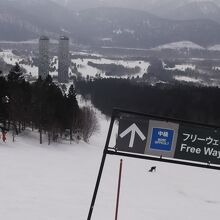 タワーゾーン　向こうにツインタワーがみえるトマムらしい風景