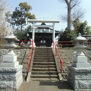 川沿いの開けた景色の中にある神社