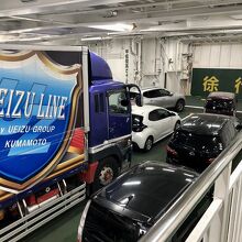 私のレンタカーが真ん中に　混雑して見えるけど…