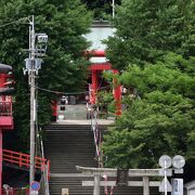 眉山の麓にある神社