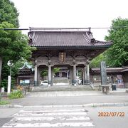 函館に現存する最古の寺院で、本堂も道内最大級