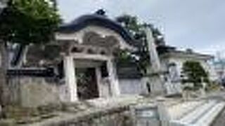 洋風の建物が多い中で目立つ存在