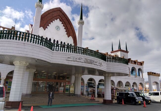 １階は土産物店。2階はレストラン。