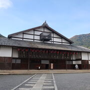 現役です、日本最古の芝居小屋 ♪