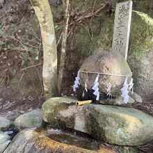 ここで願い石をお清めします