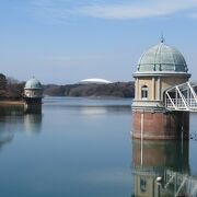 東京の水がめ・村山貯水池が造られています