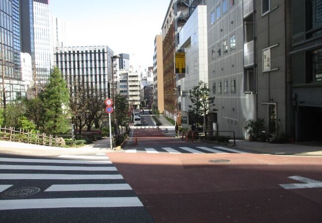 淡路公園沿い緩やかな坂です。