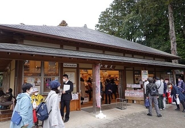 偕楽園東門そばにある土産店