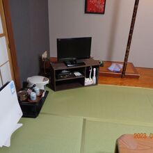 10畳の和室、テレビが小さかった。エアコンの音が煩かった。