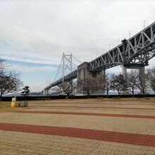 公園から見上げる南備讃瀬戸大橋。