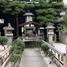 豊臣秀次の墓。