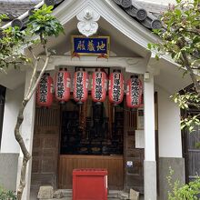 地蔵堂。犠牲になった人々の小さな像が安置されています。