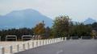 古い山(有珠山)と新しい山(昭和新山)