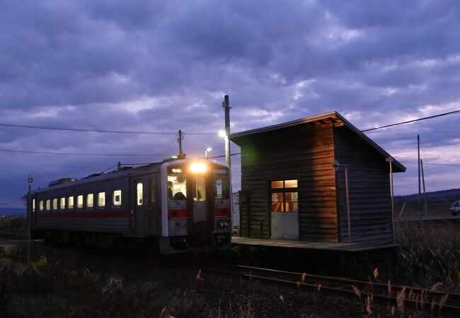 水田の中の小さな駅