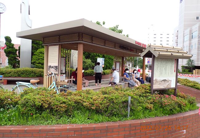 鮫川、湯の川線、温泉通りなどに囲まれた足湯