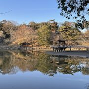 奈良公園の鷺池にある六角形の御堂