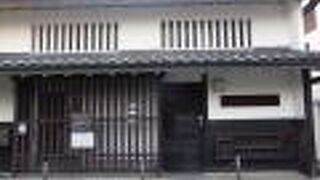 奈良市内の古文書や明治時代の新聞など保存する史料館