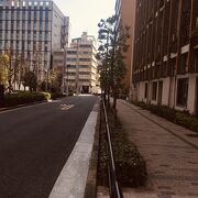 歩道は草木