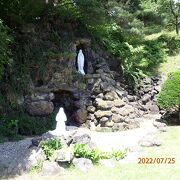 住所的には、トラピスト大修道院のルルドの洞窟ですが、トラピスチヌ修道院にもあります