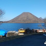 静かな空気が漂う湖