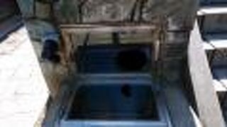 源泉が勢いよく流れる様子が見られる