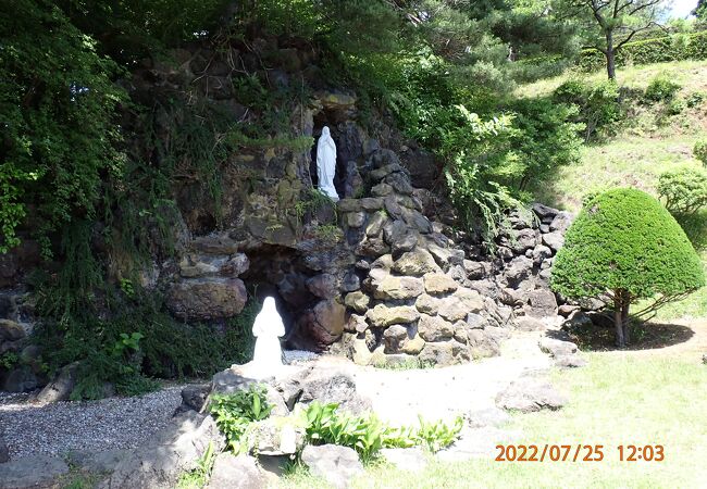 住所的には、トラピスト大修道院のルルドの洞窟ですが、トラピスチヌ修道院にもあります