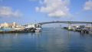 那覇港に架かるゲートブリッジです