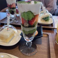 ｸﾗﾌﾞﾗｳﾝｼﾞ　アフタヌーンティ　春のパフェ【桜餅風】