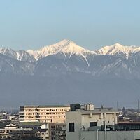 常念岳とその左側には槍ヶ岳の山頂も見えてます。