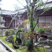 渡り廊下で離れに行けます