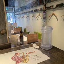 席ごとにアクリル板があります。とても清潔でした。