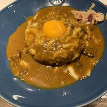カレーに玉子とチーズのトッピング。